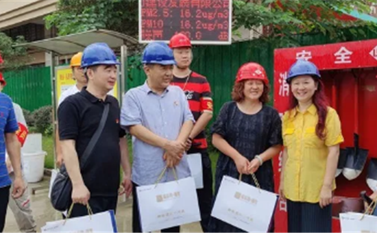 夏日送清凉 温情暖人心——G22恒峰官网创新公司工会前往锦弘地产慰问一线职工