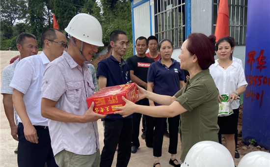 企业风采丨“夏送清凉 关爱相伴” G22恒峰官网创新公司工会至聚峰谷项目慰问 一线员工